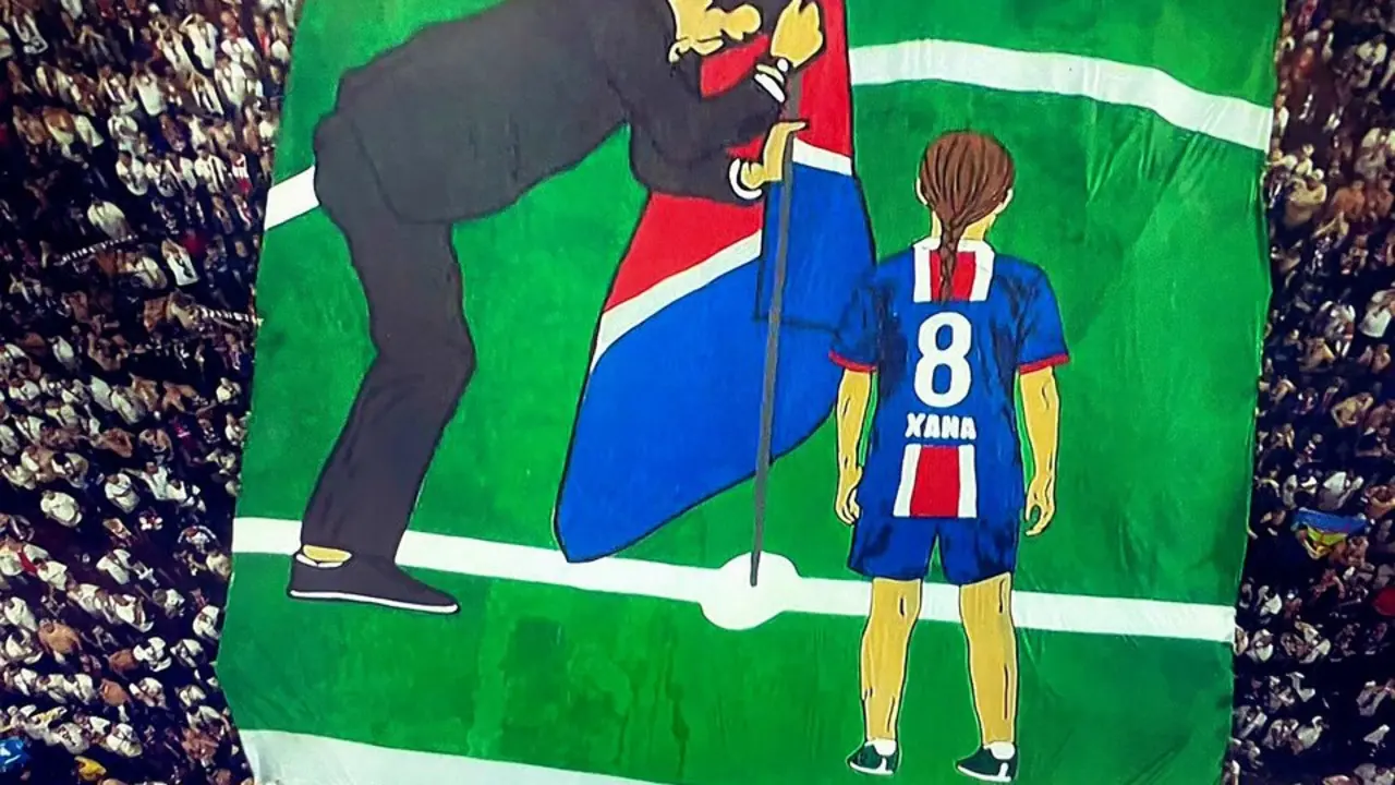 Pancarta que los aficionados del PSG, sacaron para homenajear a Luis Enrique y su hija. / X