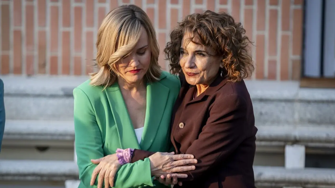 La ministra de Educaci&oacute;n, Formaci&oacute;n Profesional y Deportes, Pilar Alegr&iacute;a (i) y la vicepresidenta primera y ministra de Hacienda, Mar&iacute;a Jes&uacute;s Montero (d). / A. P&eacute;rez Meca