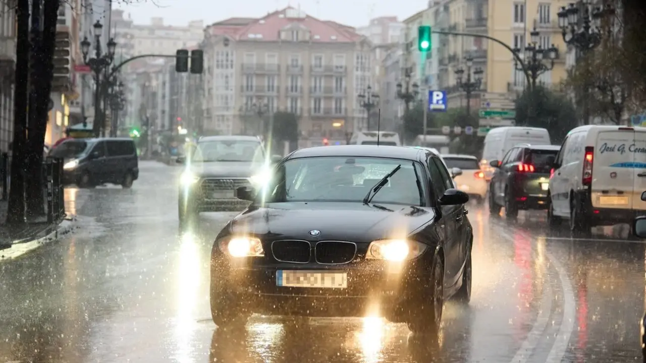 Varios coches circulan por una carretera mojada. / Juan Manuel Serrano Arce