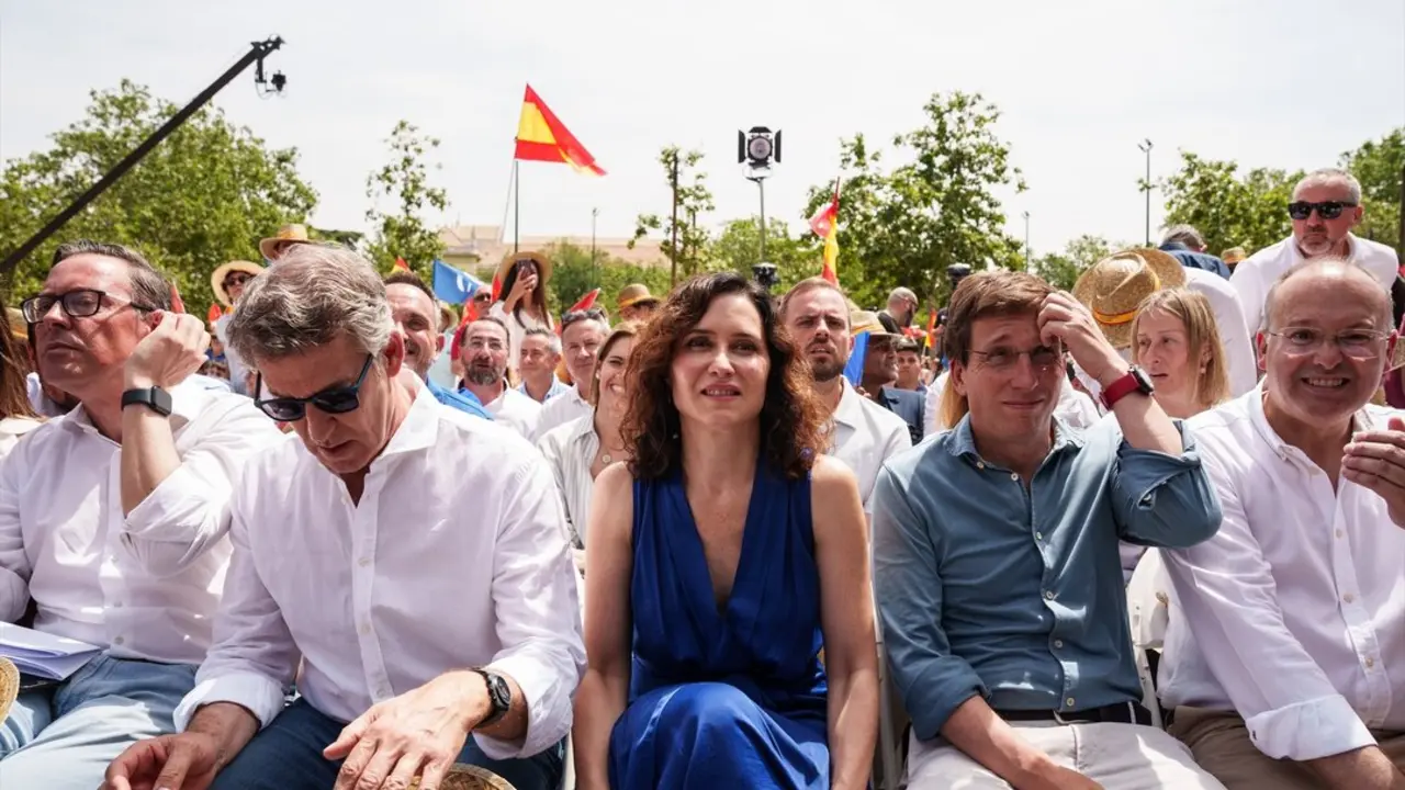 Feij&oacute;o, Ayuso y Almeida durante el acto del PP en madrid. / EP