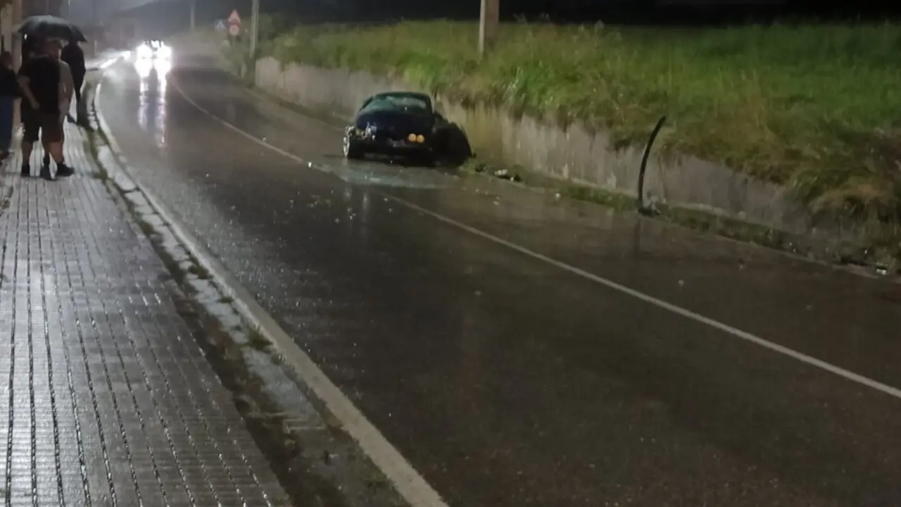 Estado en el que qued&oacute; el veh&iacute;culo tras el violento vuelco en la carretera CA-454, en San Miguel de Meruelo. / ALERTA