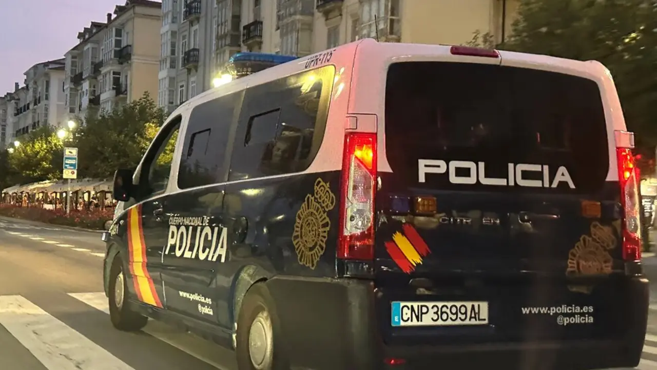 Un coche de la Polic&iacute;a Nacional patrullando las calles de Cantabria. / P.N.
