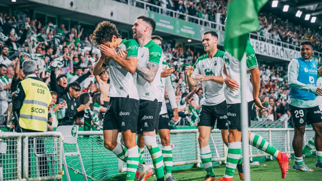 Los jugadores del Racing celebran el gol definitivo del partido mientras Sangalli llora. / RRC