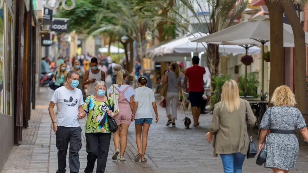 Gente con mascarilla paseando por la calle. / EP
