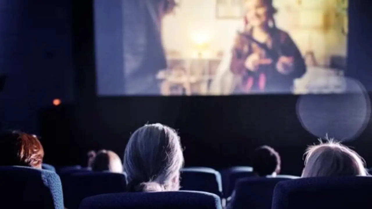 Varias personas disfrutan de una pel&iacute;cula en una sala de cine. / A.S.