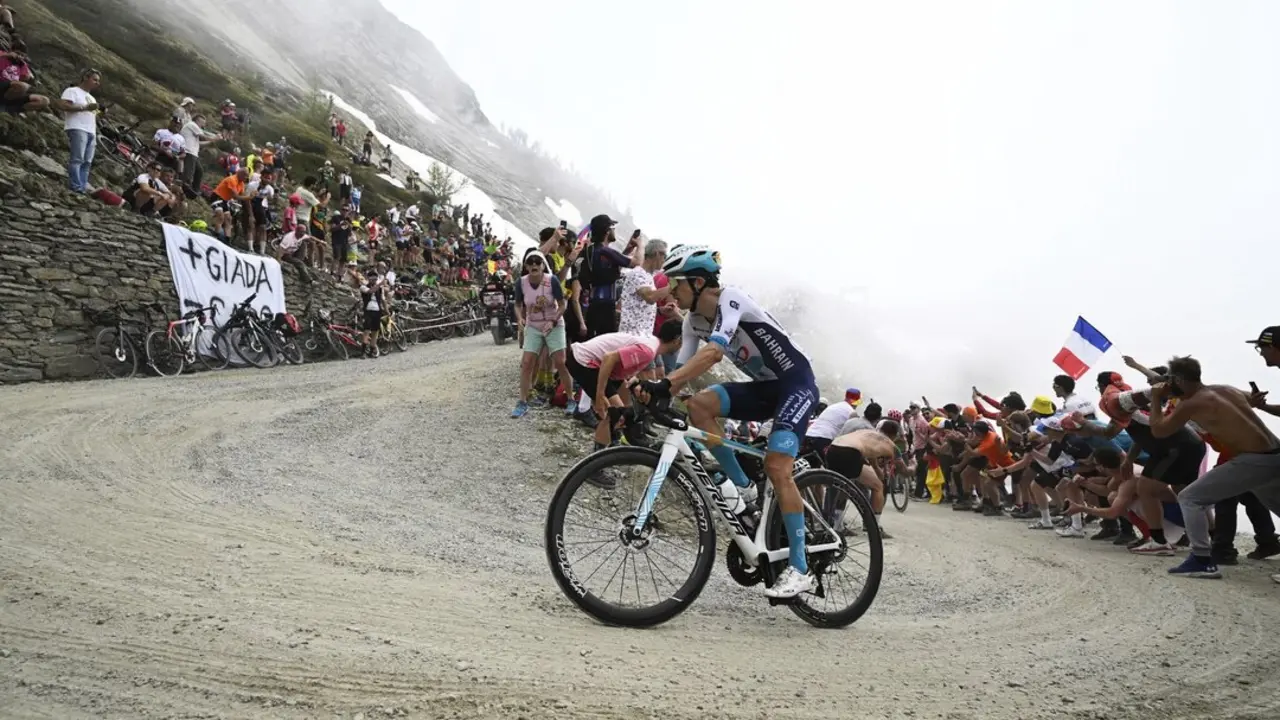 Pello Bilbao durante una etapa del Giro. / Team Bahrain Victorius