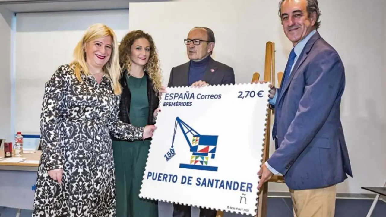 Leire D&iacute;ez (izquierda), en su etapa como responsable de Correos en Cantabria, durante un acto institucional en 2011 junto al entonces consejero de Industria, Javier L&oacute;pez Marcano, el expresidente de la Autoridad Portuaria, Francisco Mart&iacute;n, y la exdelegada del Gobierno, Ainoa Qui&ntilde;ones, en la presentaci&oacute;n de un sello conmemorativo del Puerto de Santander.