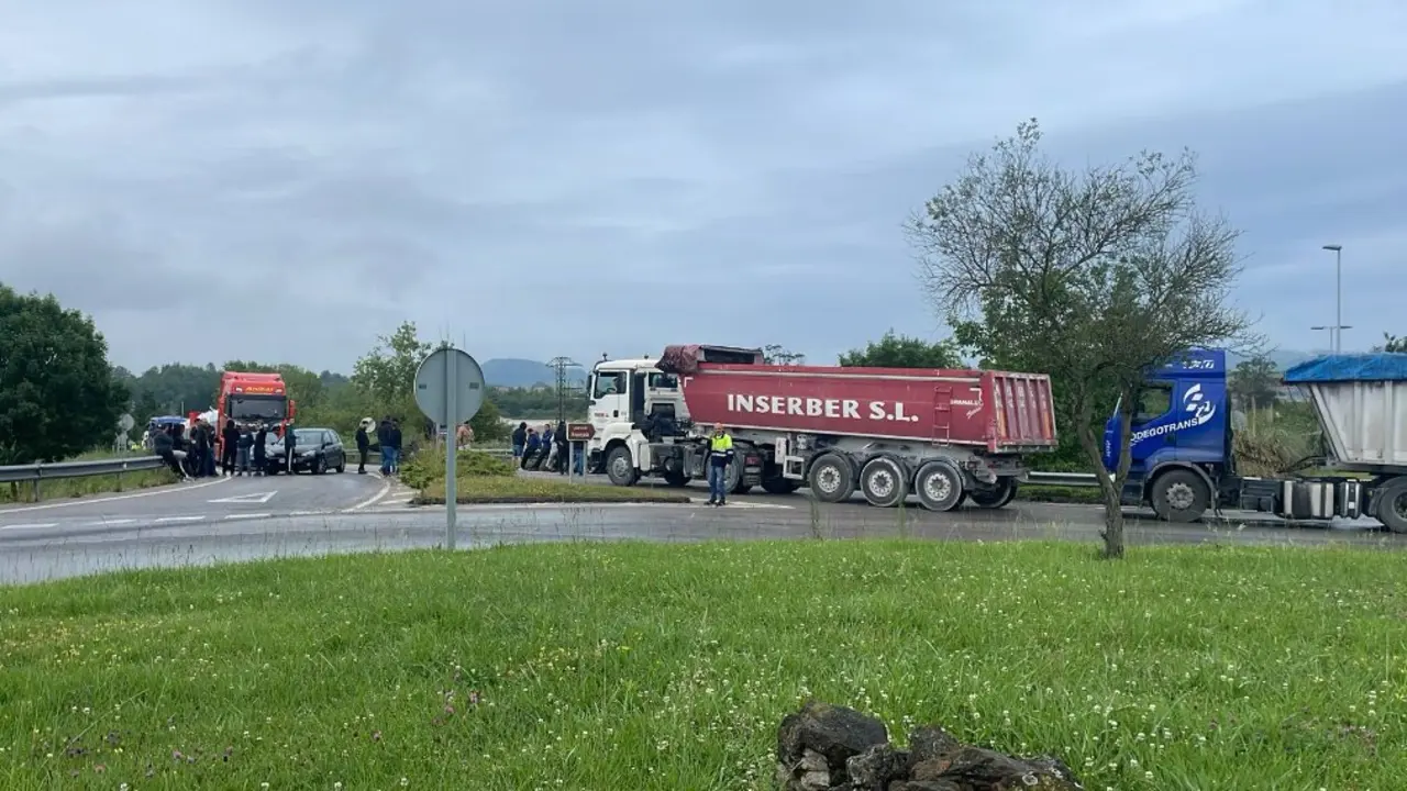 Transportistas atrapados frente a los piquetes que han cerrado la entrada al puerto de Requejada, por la huelga del metal. / ALERTA