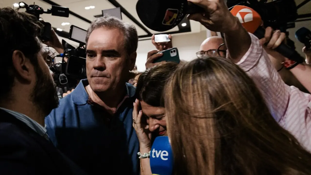 Leire D&iacute;ez sale arropada por Javier P&eacute;rez Dolset. / Carlos Luj&aacute;n