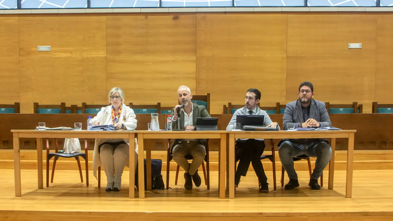 El consejero de Educaci&oacute;n, Sergio Silva, se re&uacute;ne con los directores de Primaria y Secundaria en el Paraninfo de la Universidad de Cantabria. / Alerta