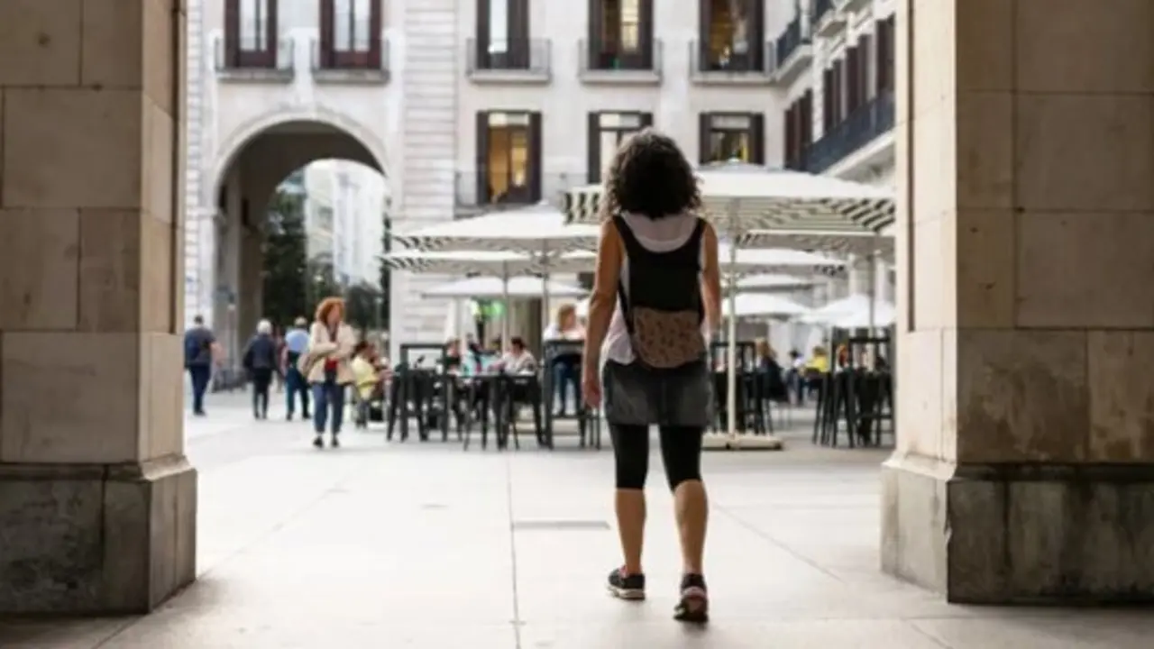 Una persona entrando a la Plaza de la Porticada. / A.S.