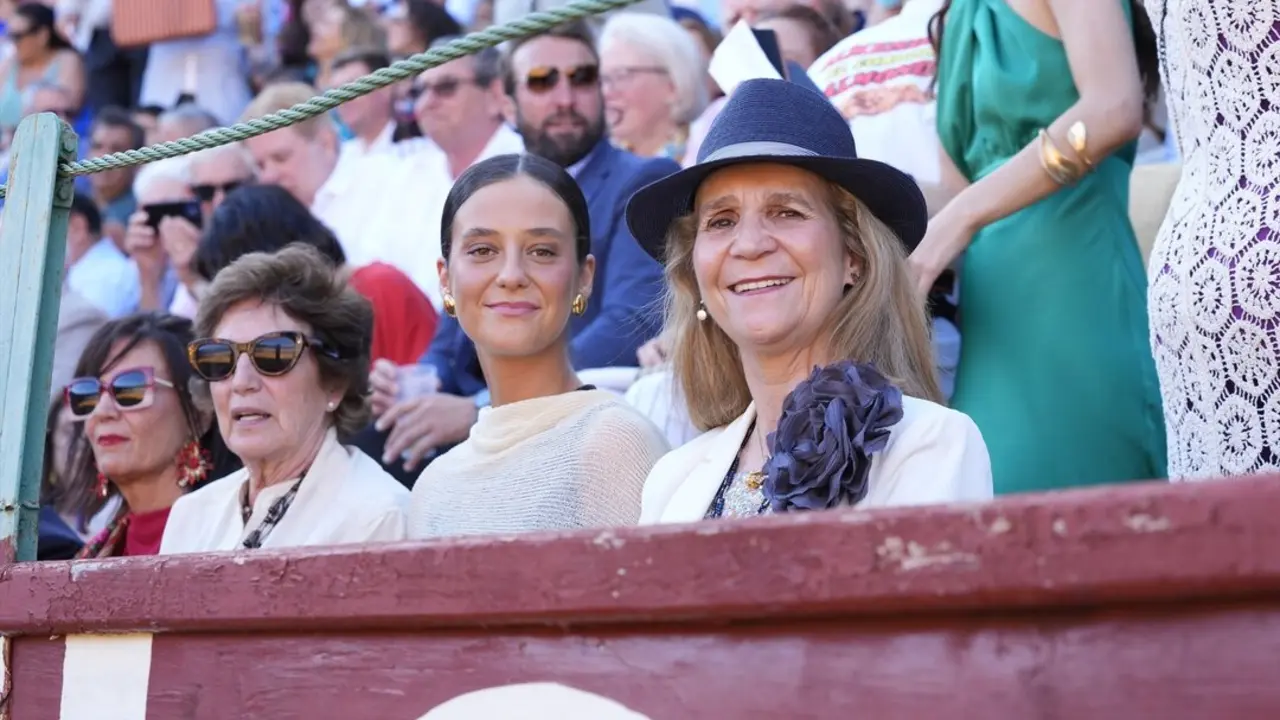 La infanta Elena de Borb&oacute;n (d) y su hija Victoria Federica de Marichalar y Borb&oacute;n (2d) acuden al &uacute;ltimo festejo. / EP / Archivo