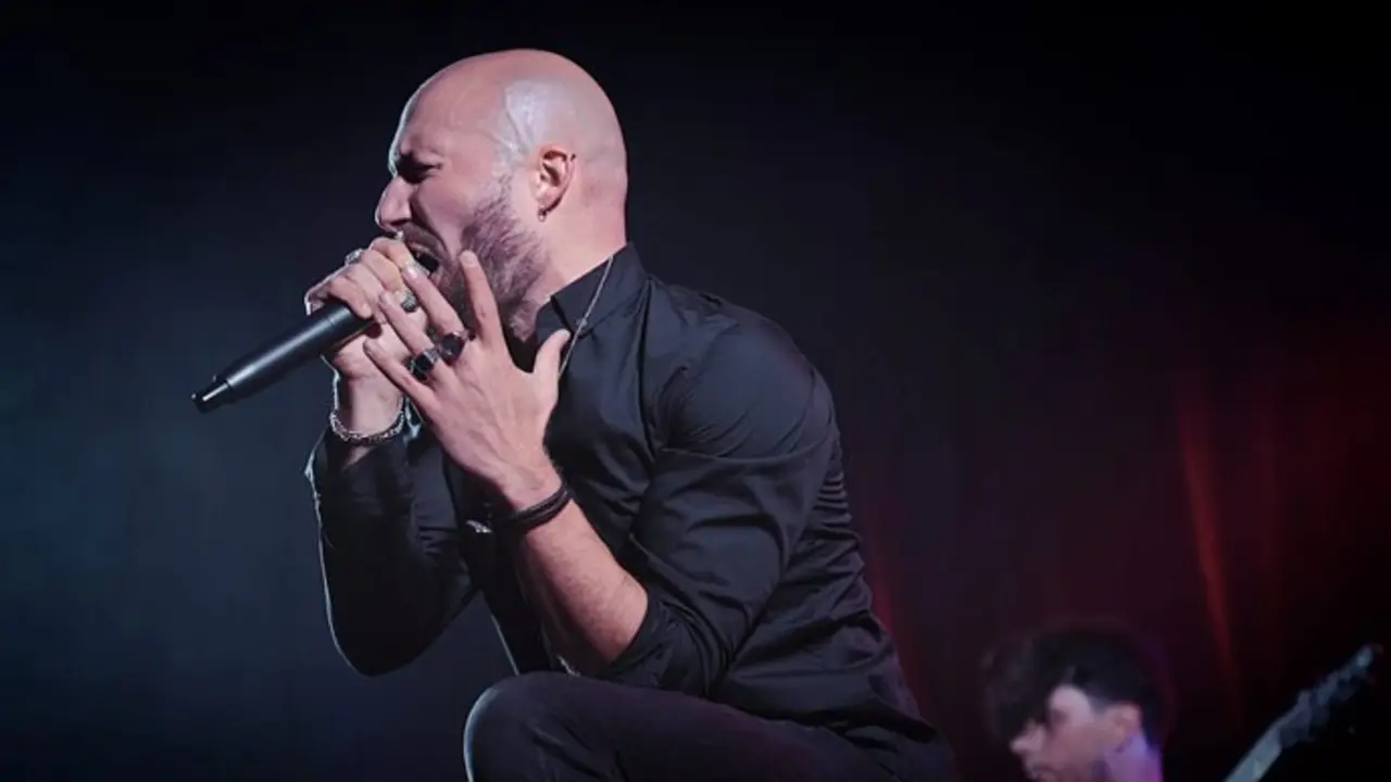 El cantante de la banda Godark sobre los escenarios. / x