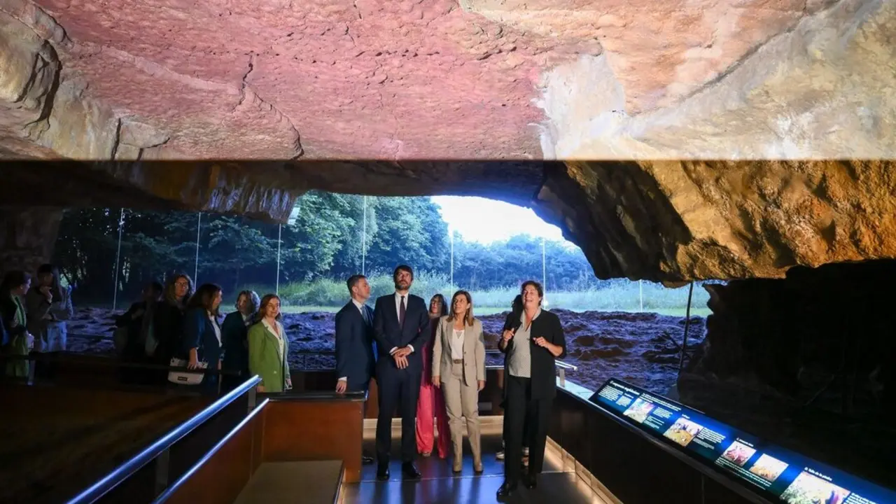Urtasun y Buruaga, entre otros, en la neocueva de Altamira con motivo del Patronato. / EP