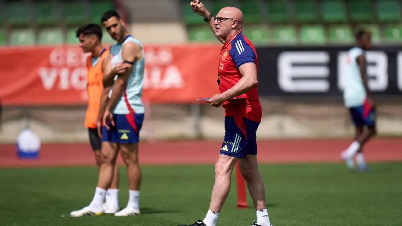 Luis De la Fuente dirige un entrenamiento de la Selecci&oacute;n. / SEFutbol