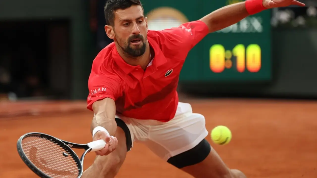 Novak Djokovic durante el partido ante Alexander Zverev. / Marcin Cholewinski