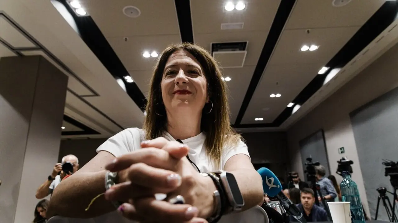La exmilitante socialista Leire D&iacute;ez durante una rueda de prensa. / Carlos Luj&aacute;n