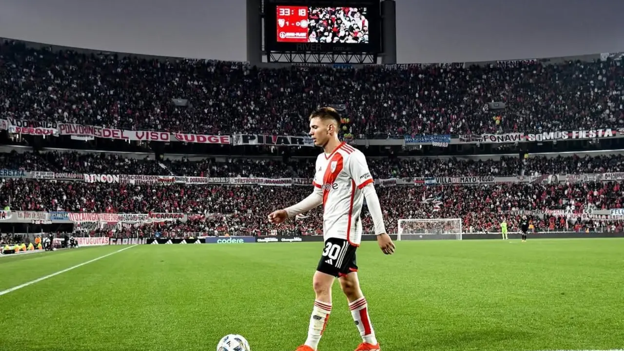 Franco Mastantuono durante un partido con River. / IG