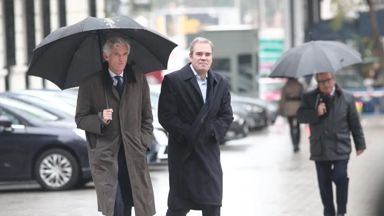 El empresario Javier P&eacute;rez Dolset junto a su abogado. / Eduardo Parra