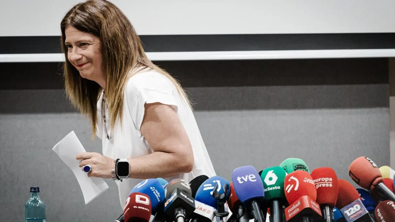 La exmilitante socialista Leire D&iacute;ez sale de una rueda de prensa. / Carlos Luj&aacute;n