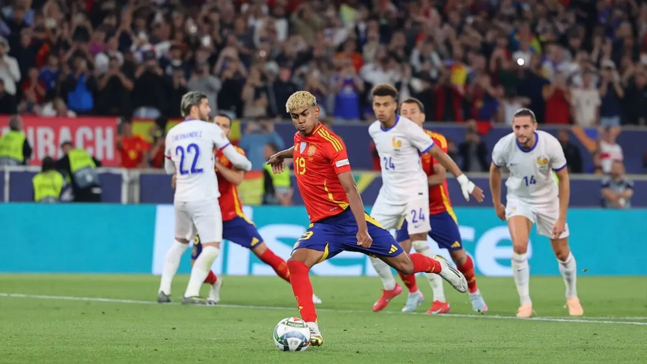 Lamine Yamal tirando el penalti de ayer contra Francia. / EP