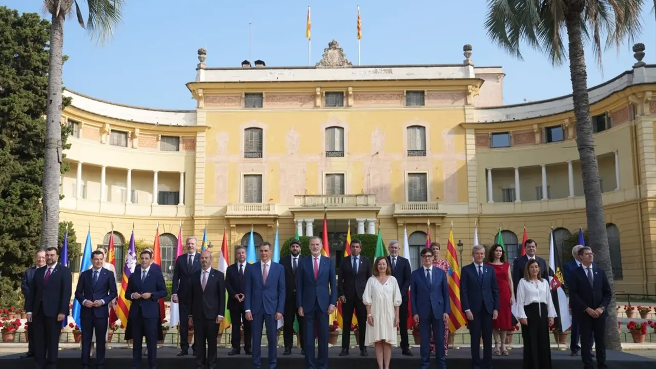 Foto de familia de la XXVII Conferencia de Presidentes, presidida por el Rey, el presidente Pedro S&aacute;nchez, y el presidente de la Generalitat, Salvador Illa, en el Palau de Pedralbes de Barcelona. / David Zorrakino