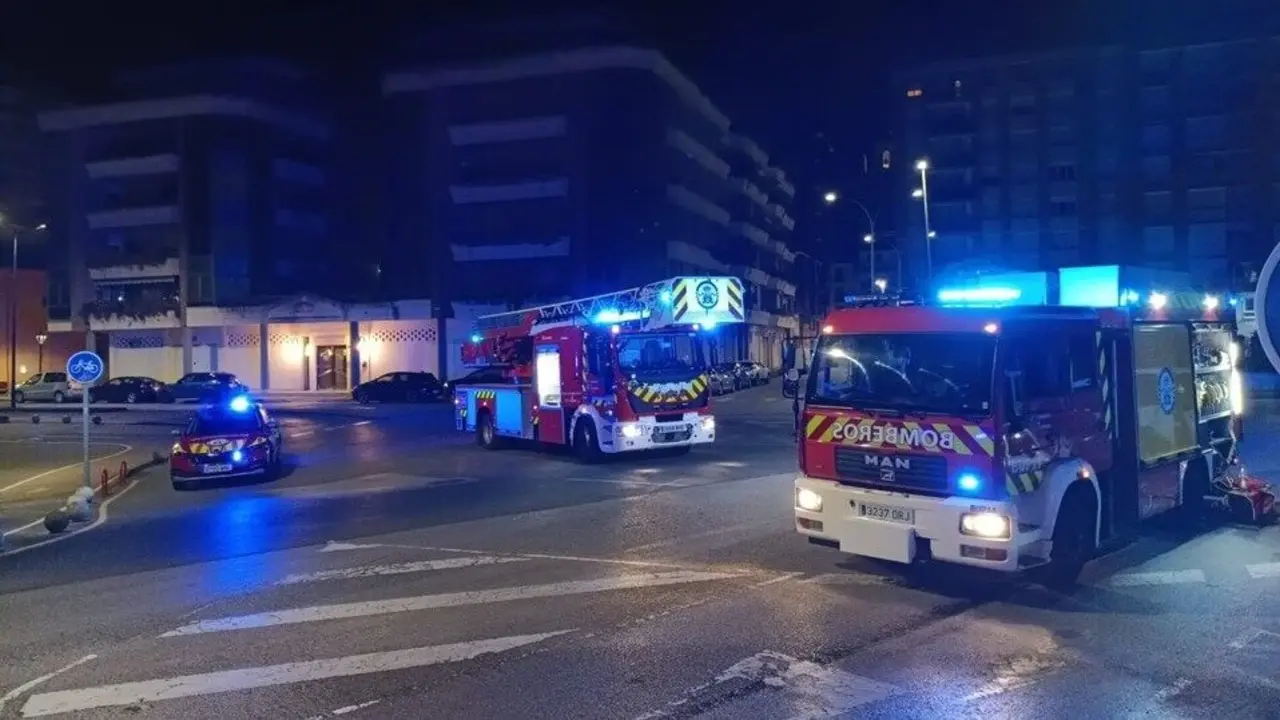Un incendio en un supermercado de Laredo obliga a evacuar un edificio. / A.E.