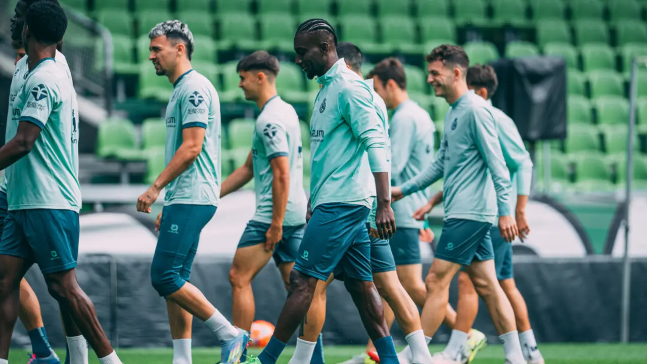 Los jugadores del Racing de Santander durante el entrenamiento en El Sardinero. / RRC