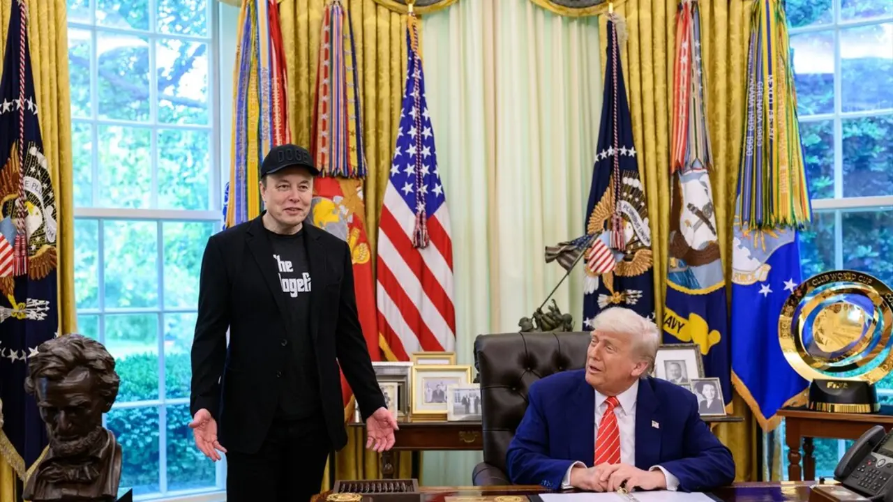 El presidente Donald Trump participa en una conferencia de prensa con el exasesor saliente de DOGE, Elon Musk. / EP