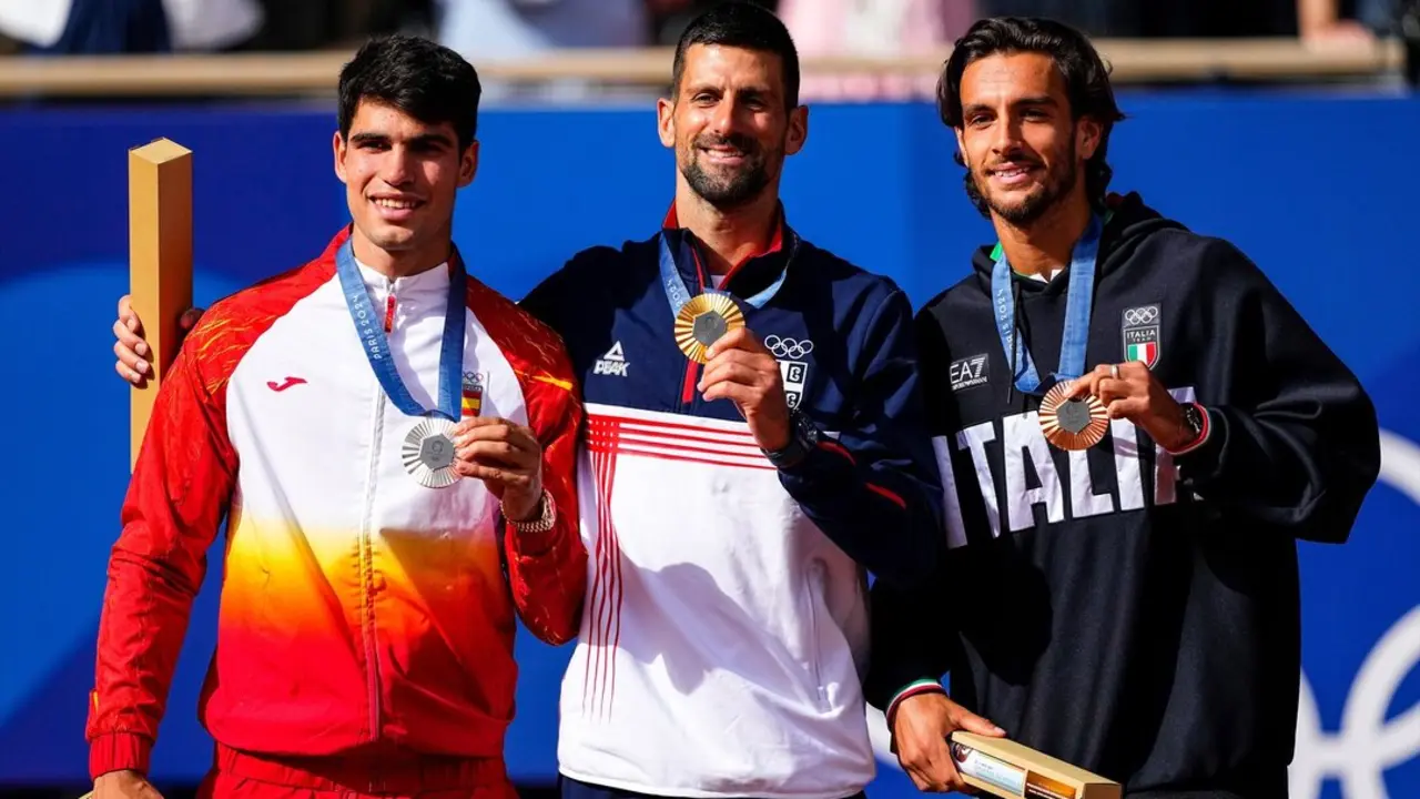 Djokovic, Alcaraz y Musetti en el podio de los Juegos Ol&iacute;mpicos. / EP