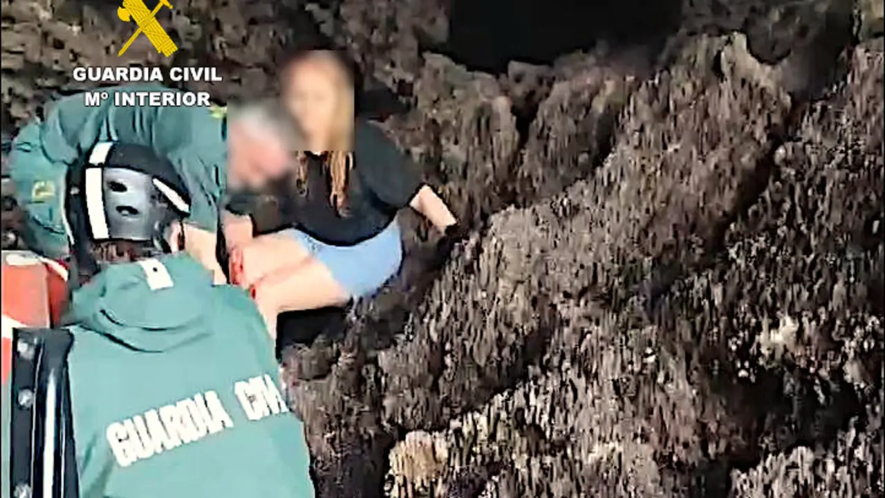 Momento del rescate por parte de la Guardia Civil. / G.C.