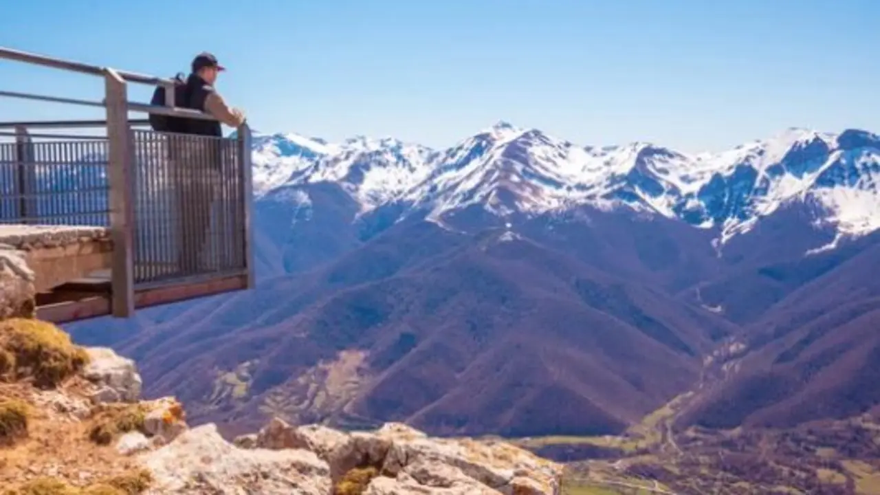 Un turista observando el enclave de los Picos de Europa. / A.S.