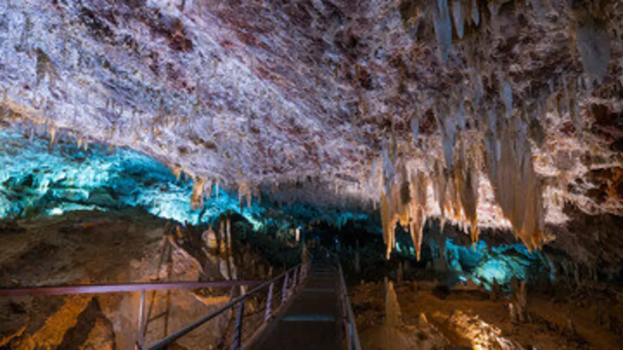 El interior de una de las cuevas de Cantabria. / A.S.P
