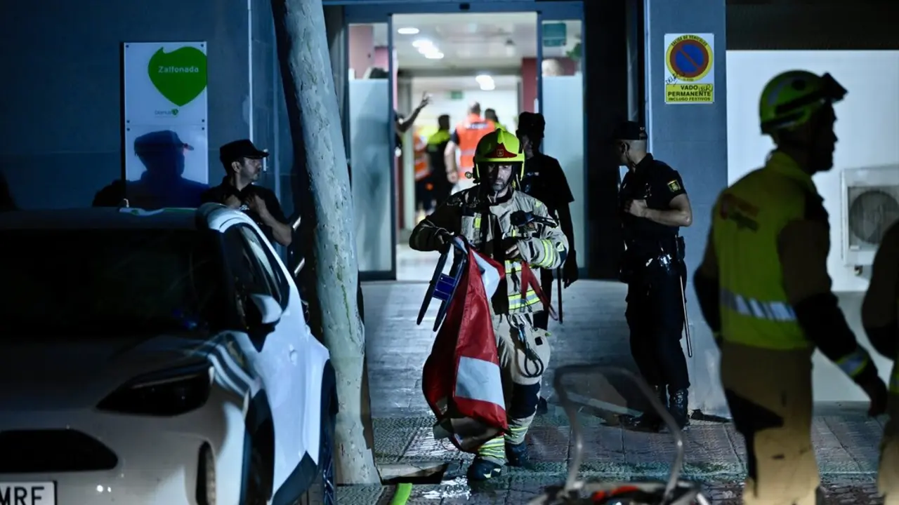 Varios servicios de emergencias trabajan en el exterior de la residencia. / Marcos Cebri&aacute;n