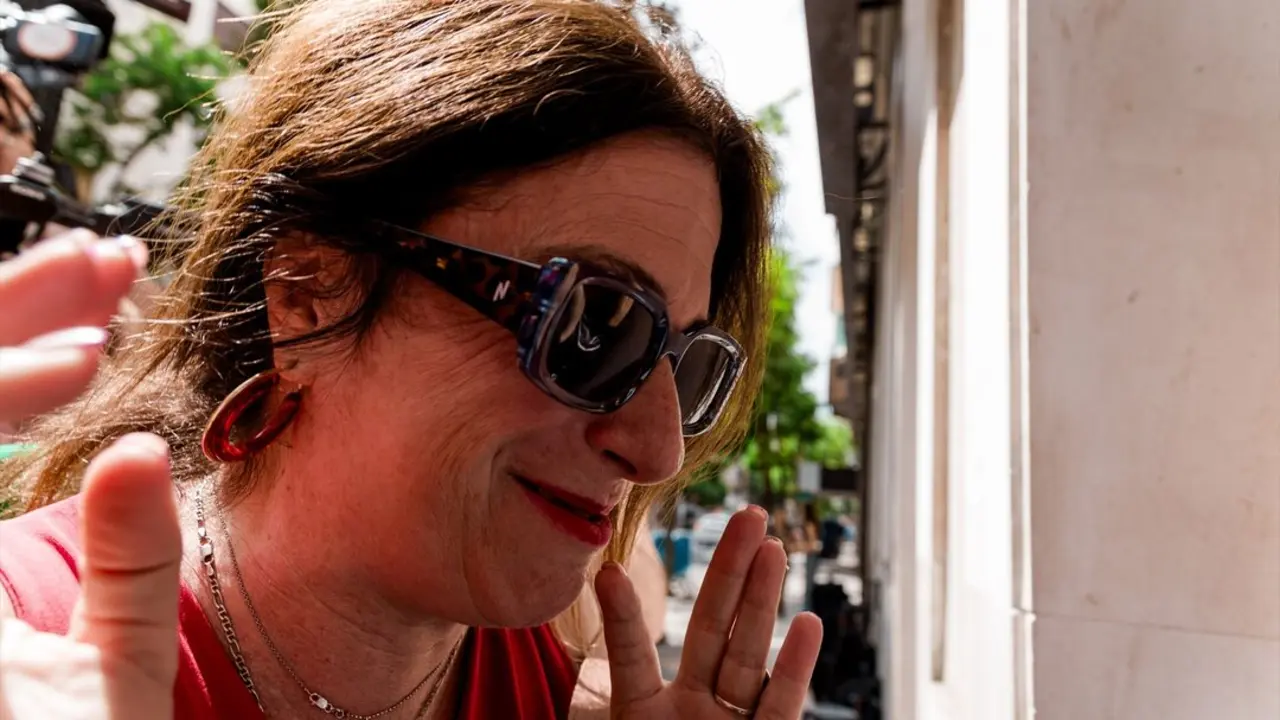 La exconcejal socialista Leire D&iacute;ez a su llegada a la sede del PSOE en Ferraz. / Carlos Luj&aacute;n
