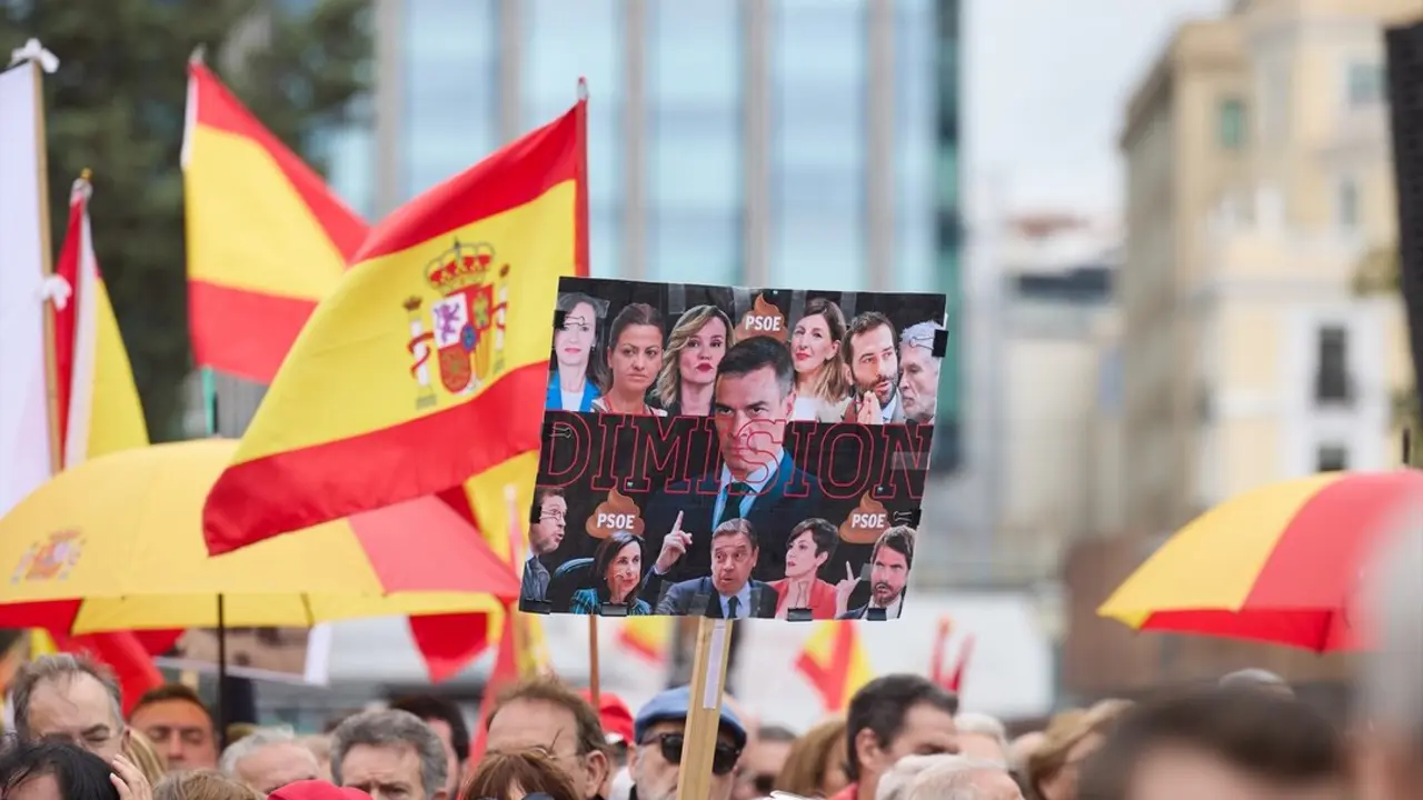 Una cartel de protesta durante una manifestaci&oacute;n, en la Plaza de Col&oacute;n. / Jes&uacute;s Hell&iacute;n