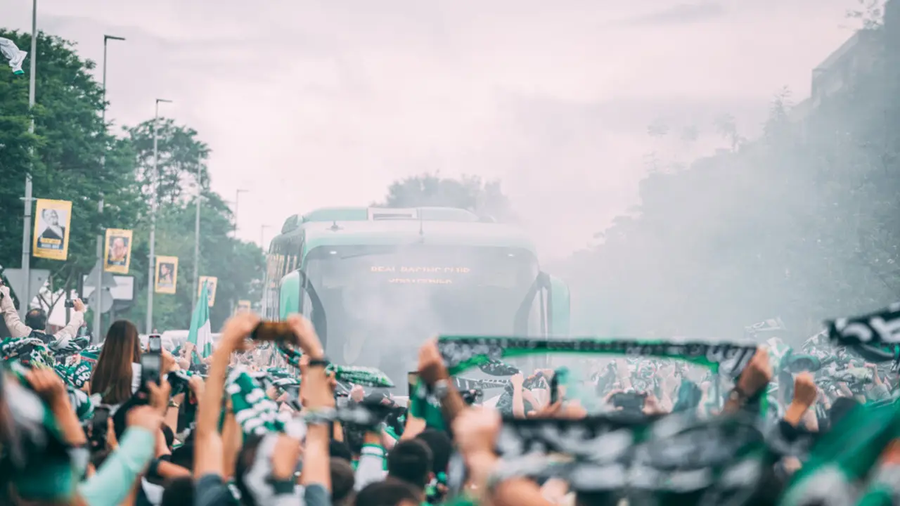 La afici&oacute;n del Racing recibe al equipo antes del equipo ante el Granada. / RRC