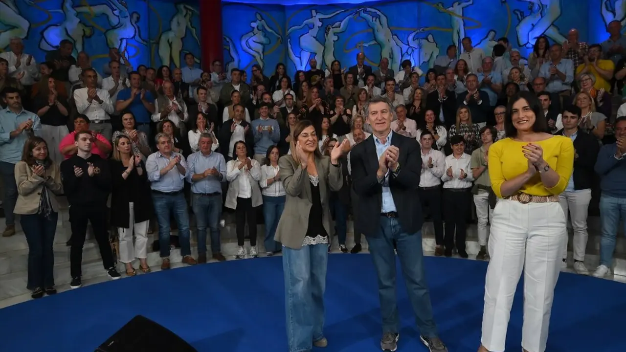 (I-D) La presidente de Cantabria, Mar&iacute;a Jos&eacute; S&aacute;enz de Buruaga; el presidente del PP, Alberto N&uacute;&ntilde;ez Feij&oacute;o y la alcaldesa de Santander, Gema Igual, durante un acto del PP, en el Palacio de Festivales. / Nacho Cubero