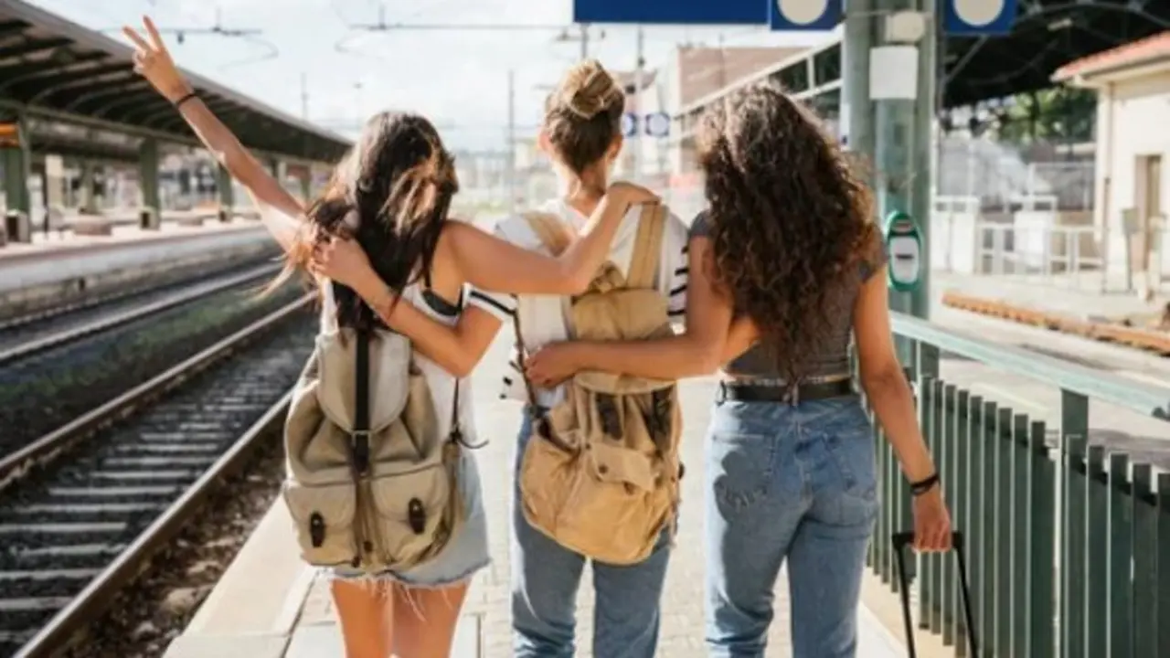 Un grupo de chicas a punto de coger un tren. / A.S.