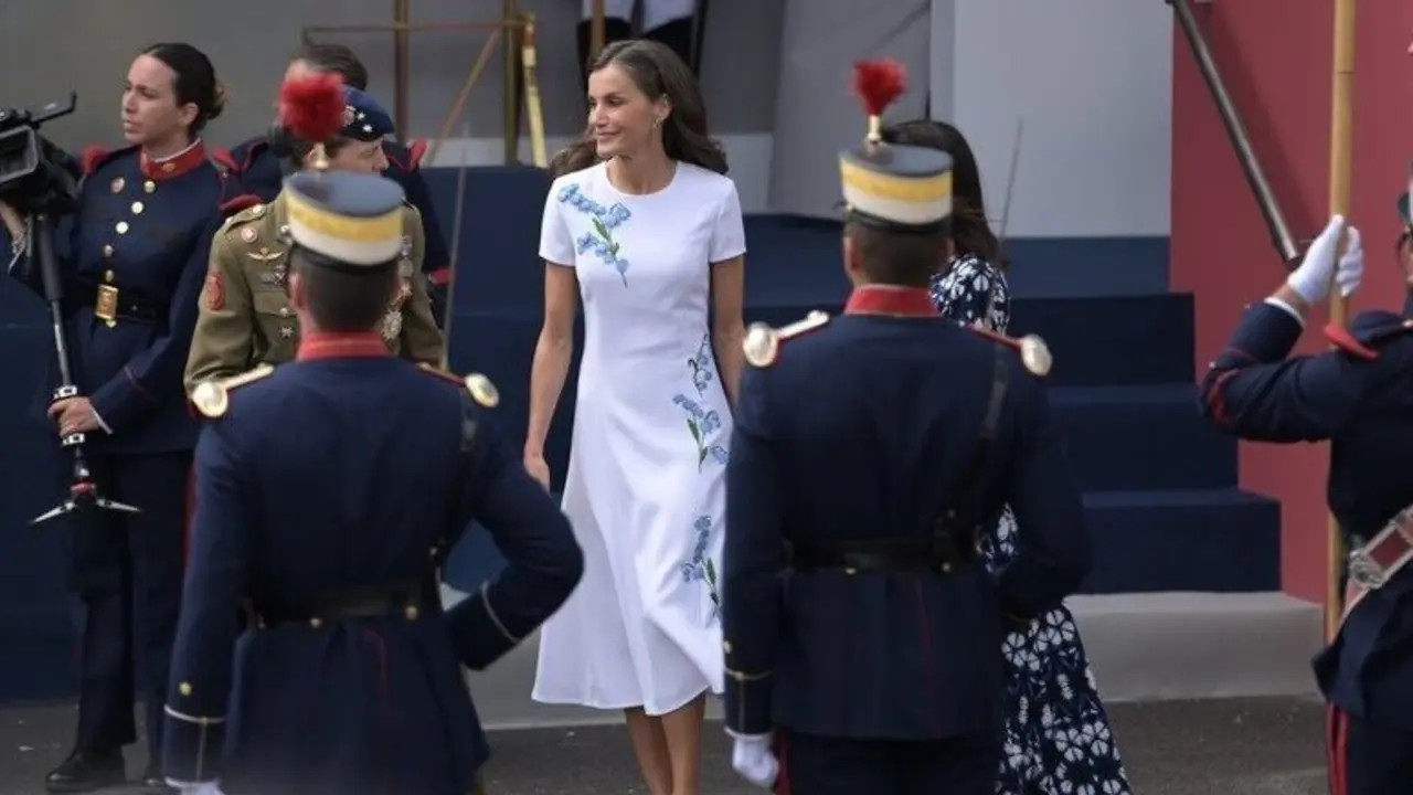 La Reina Letizia durante el desfile del D&iacute;a de las Fuerzas Armadas 2025. / EP