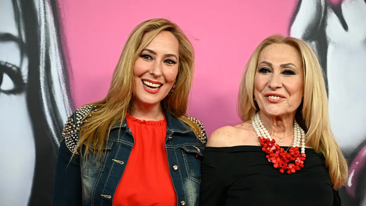 Rosario Mohedano celebr&oacute; la comuni&oacute;n de su hijo Andr&eacute;s en Brunete, y Rosa Benito la acompa&ntilde;&oacute;. / EP