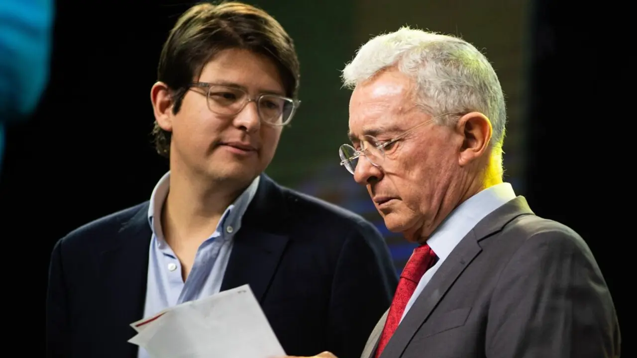 El senador colombiano Miguel Uribe Turbay (izq) y el ex presidente &Aacute;lvaro Uribe V&eacute;lez (dcha) participan durante un evento. / Sebasti&aacute;n Barros
