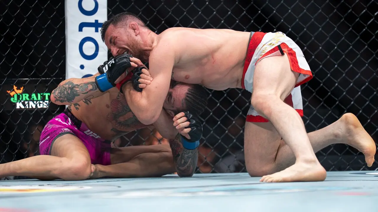 Merab Dvalishvili consigue la sumisi&oacute;n en el segundo asalto para retener el t&iacute;tulo de peso gallo. / UFC