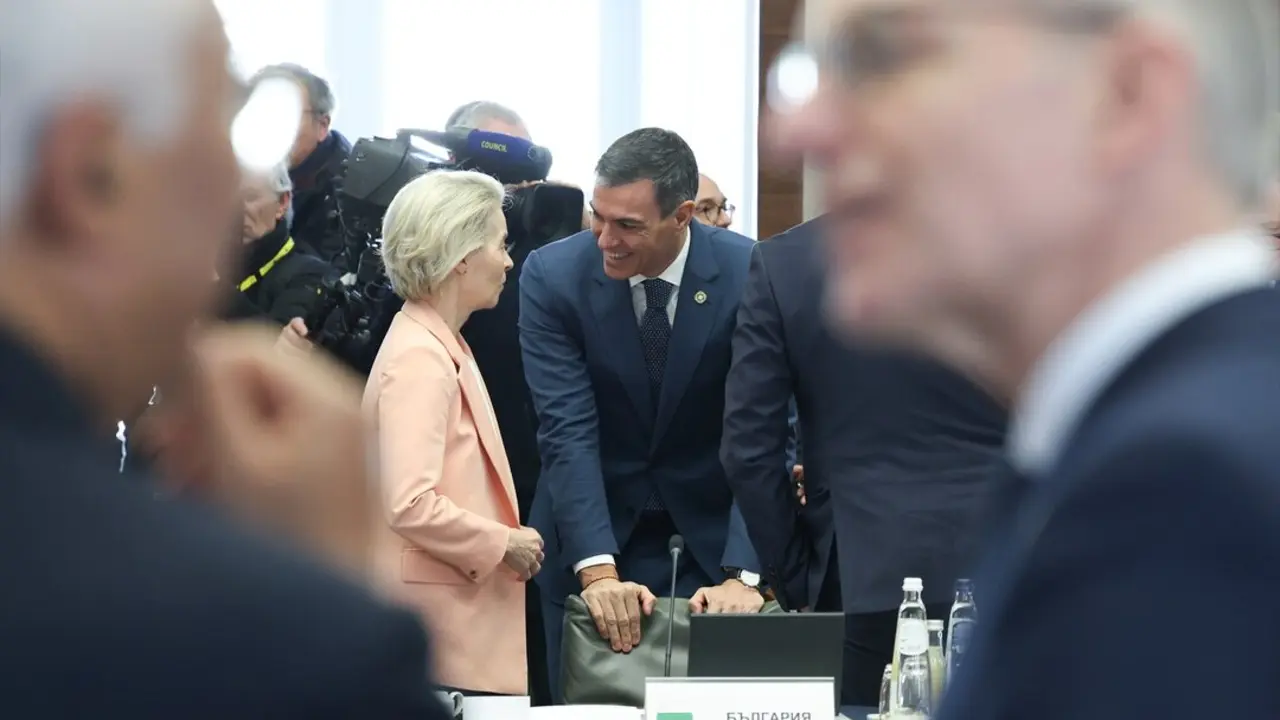La presidenta de la Comisi&oacute;n Europea, Ursula von der Leyen, trata con el presidente del Gobierno, Pedro S&aacute;nchez, ante de una cumbre europea en Bruselas. / ALEXANDROS MICHAILIDIS