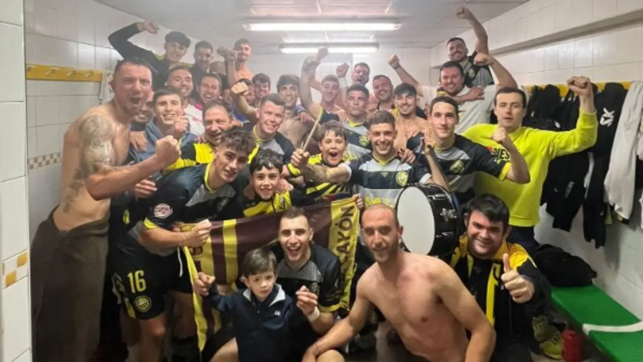 Los jugadores del Cay&oacute;n celebran la victoria para luchar por el ascenso a nivel nacional. / X