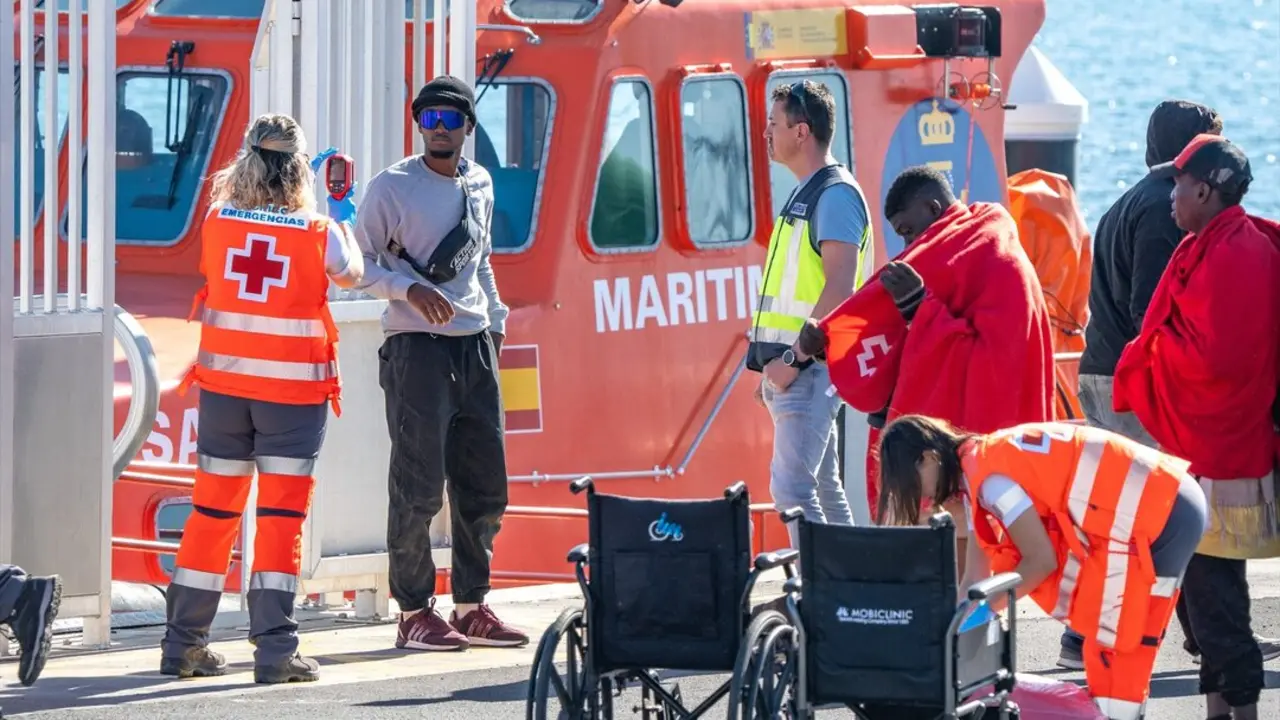 Llegada de un cayuco a Lanzarote con 27 personas a bordo. / EP