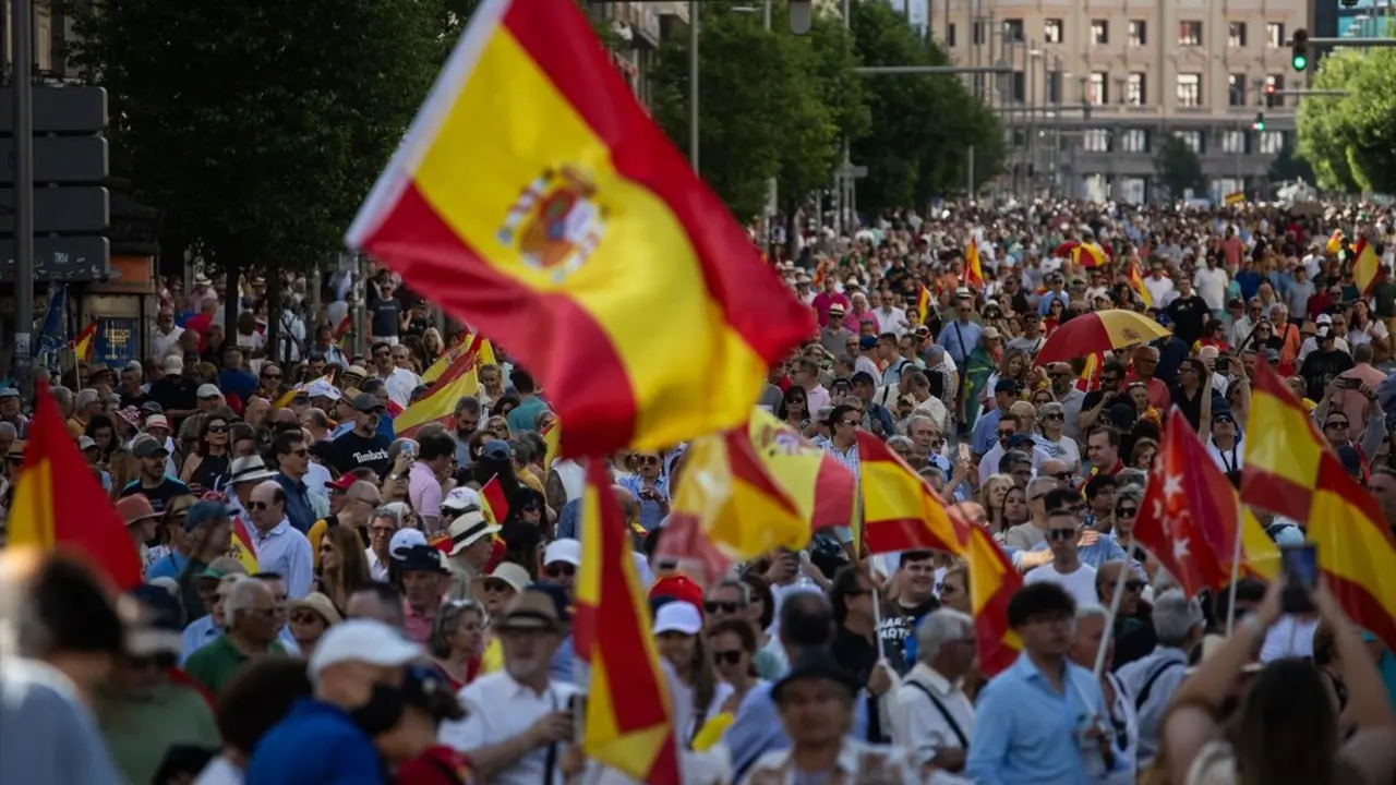 Cientos de personas durante la concentraci&oacute;n del PP bajo el lema &lsquo;Mafia o democracia&rsquo; en la Plaza de Espa&ntilde;a de Madrid. / Alejandro Mart&iacute;nez V&eacute;lez