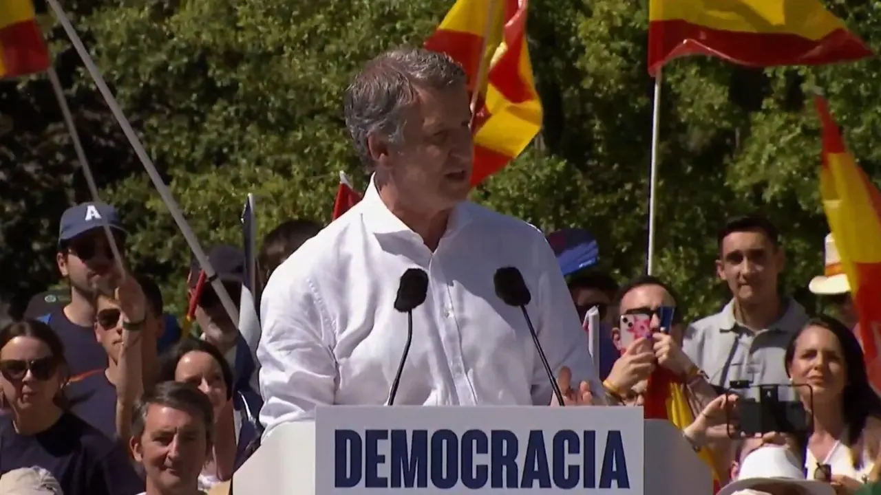 El l&iacute;der del PP, Alberto N&uacute;&ntilde;ez Feij&oacute;o, durante su intervenci&oacute;n en la concentraci&oacute;n 'Mafia o democracia' contra el Gobierno de S&aacute;nchez. / EP
