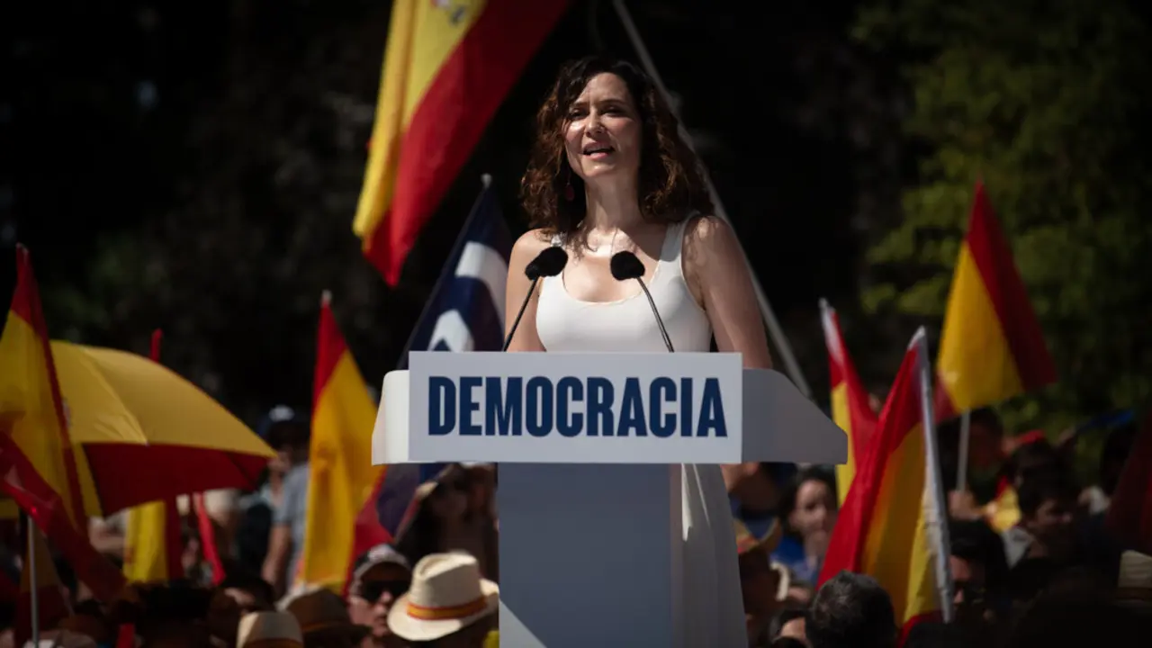 La presidenta de la Comunidad de Madrid, Isabel D&iacute;az Ayuso, interviene durante la concentraci&oacute;n. / Fernando S&aacute;nchez