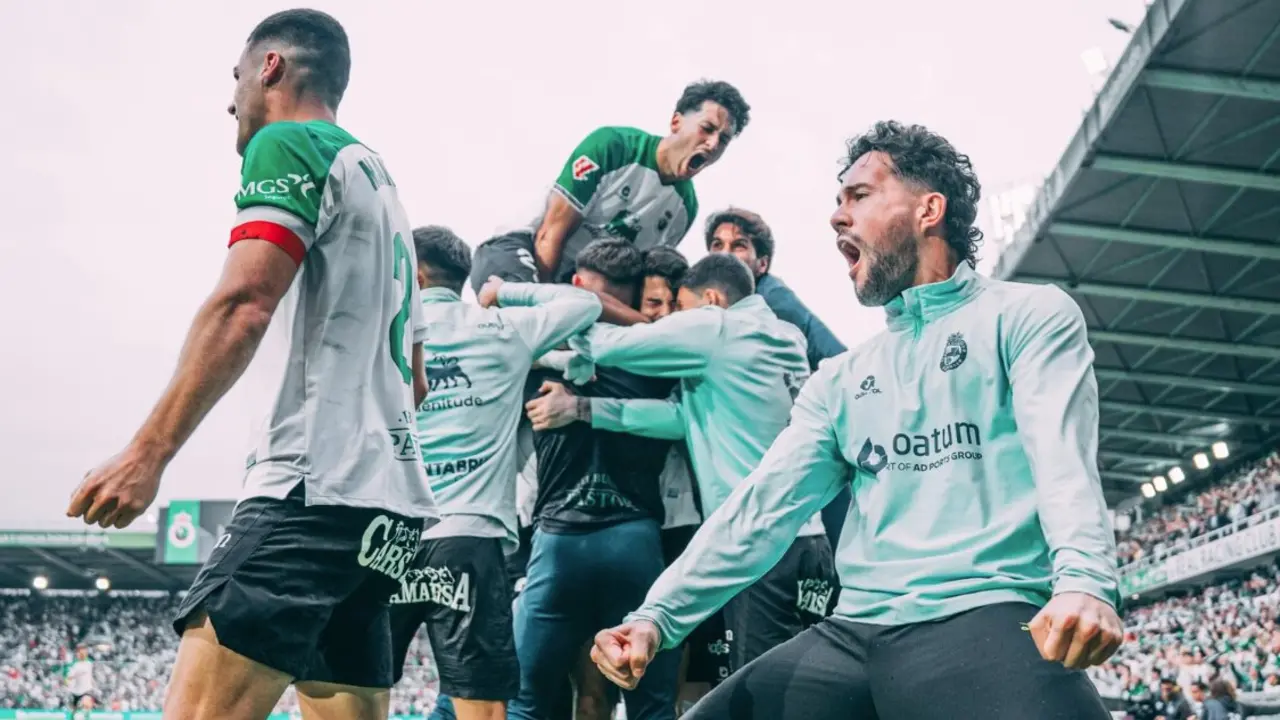 Los jugadores celebran el gol en el &uacute;ltimo minuto de partido. / RRC